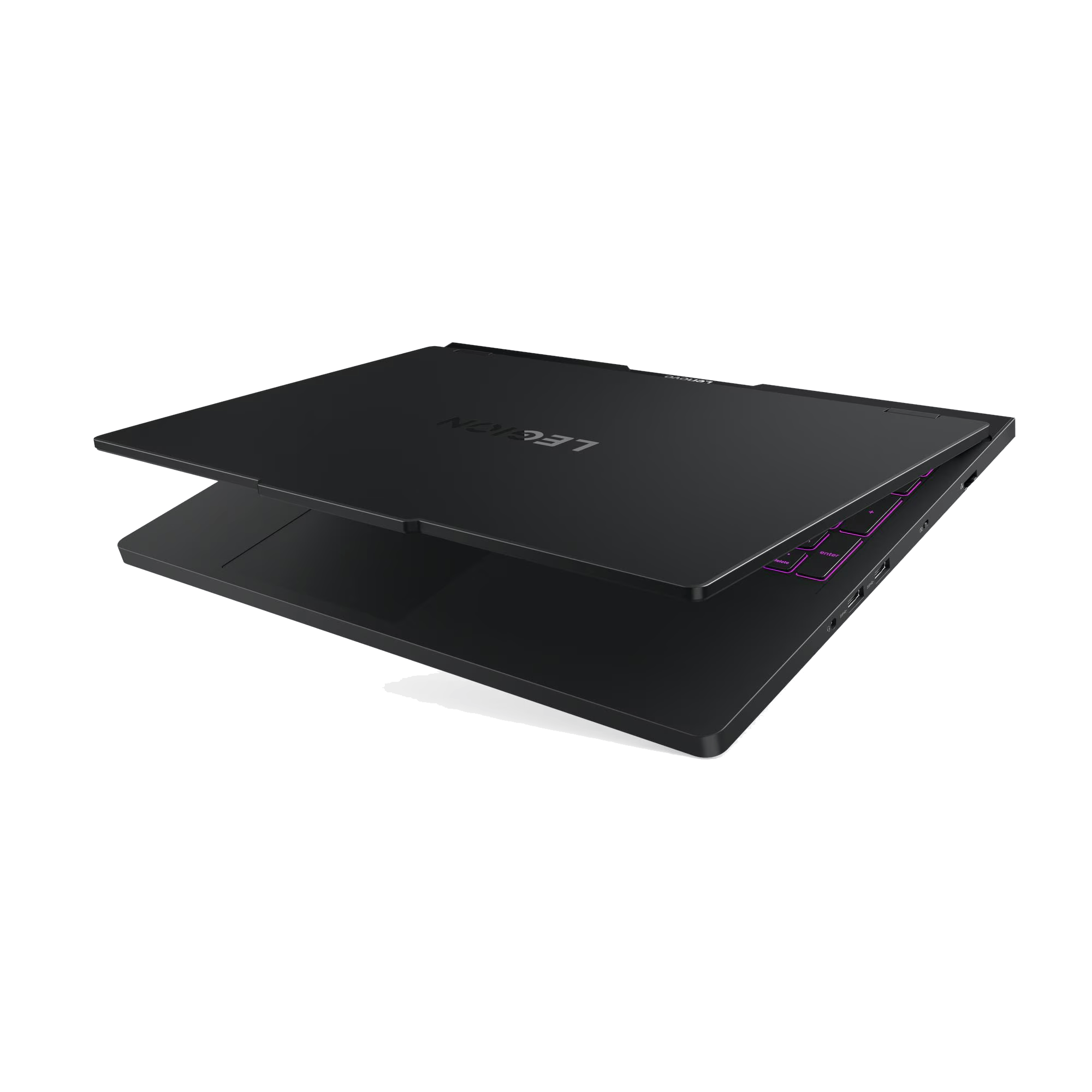 Portátil negro con el logotipo de Legion en la tapa, ligeramente abierto para revelar el teclado con acentos morados, sobre fondo negro.
