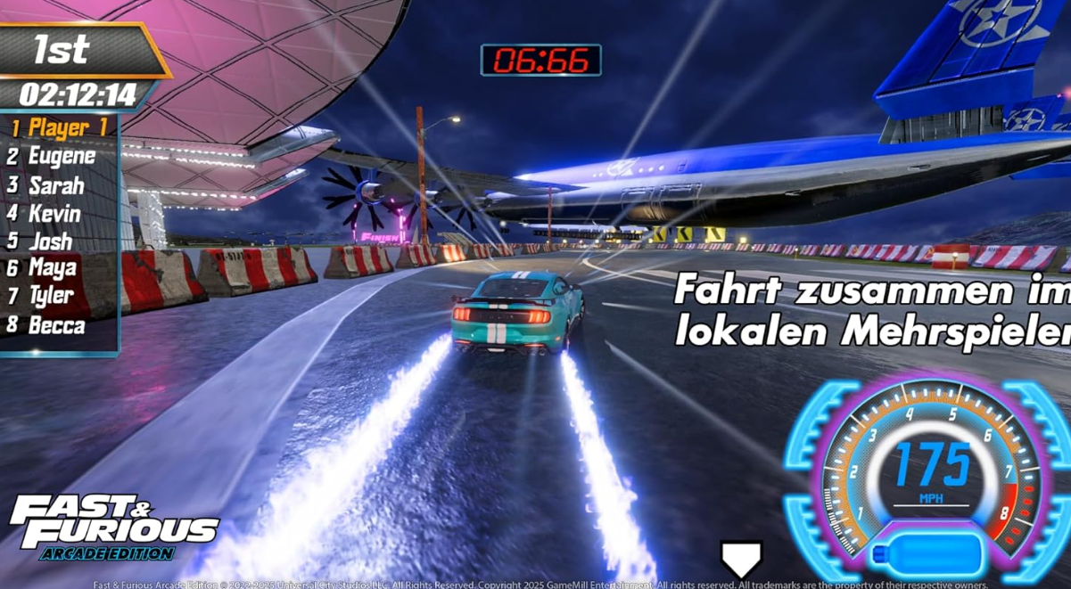 Ein türkisfarbenes Auto fährt auf einer Rennstrecke und hinterlässt blaue Spuren. Die Szene beinhaltet ein Flugzeug, einen Timer und eine Geschwindigkeitsanzeige.