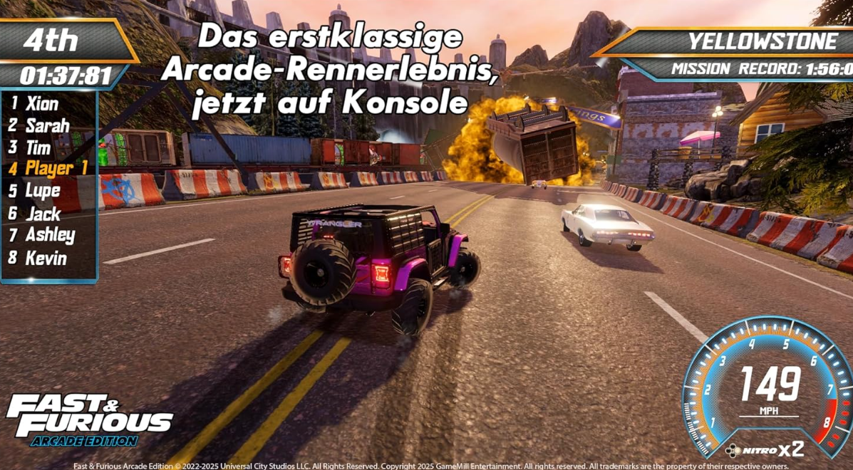 Ein lila Jeep fährt Rennen. Im Hintergrund ein explodierendes weißes Auto und ein LKW. Das HUD des Spiels ist sichtbar.