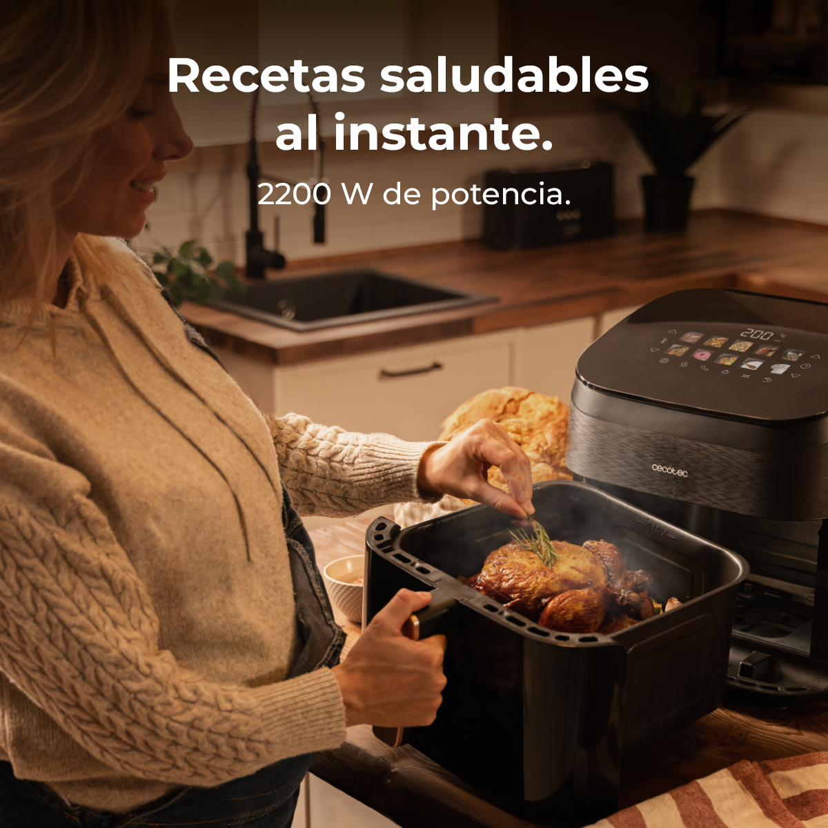 Mujer agrega romero al pollo asado en una freidora de aire negra. Ambiente de cocina, texto en español.