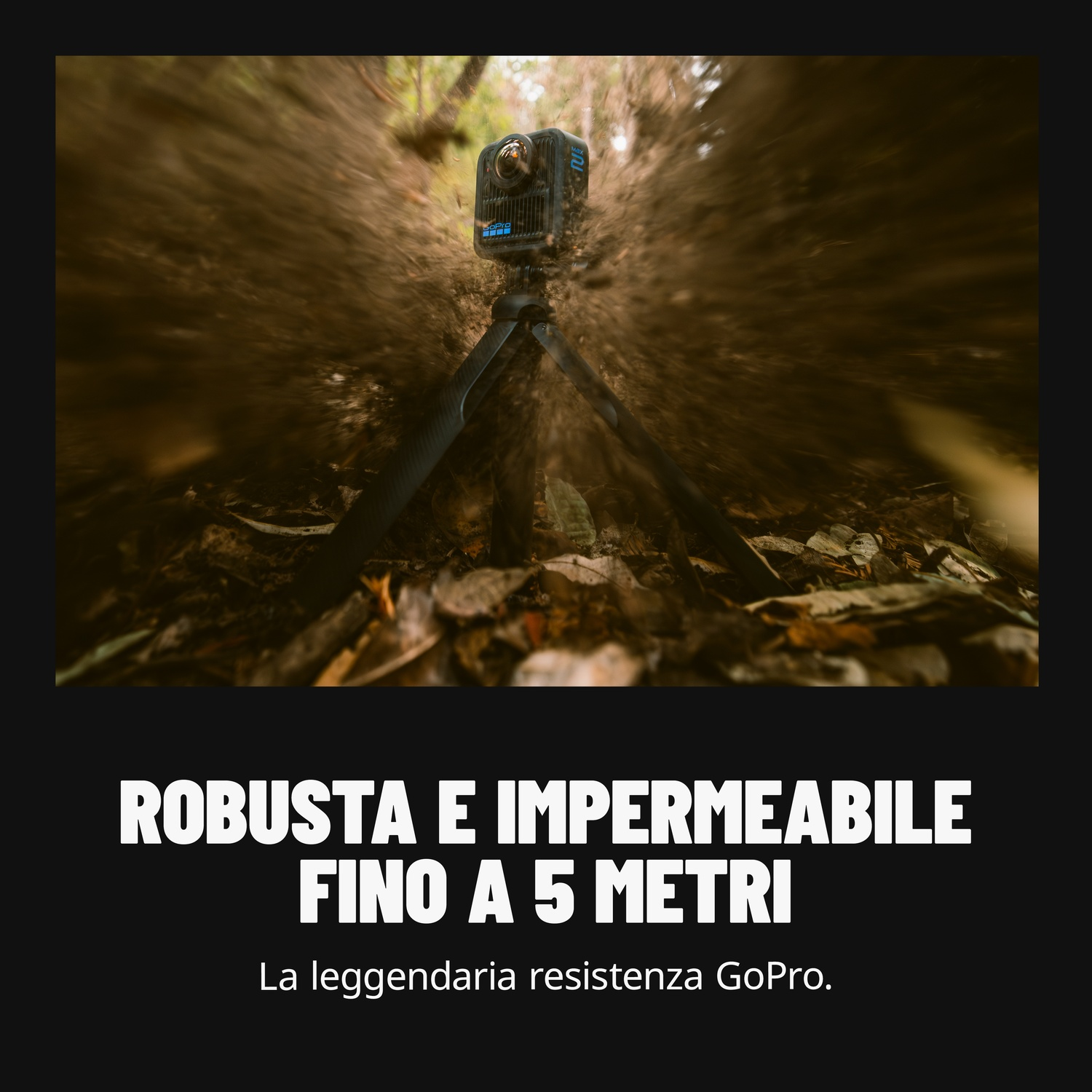 Una fotocamera GoPro su un treppiede in un ambiente forestale. La fotocamera è nera e blu. Lo sfondo è sfocato con foglie e alberi.