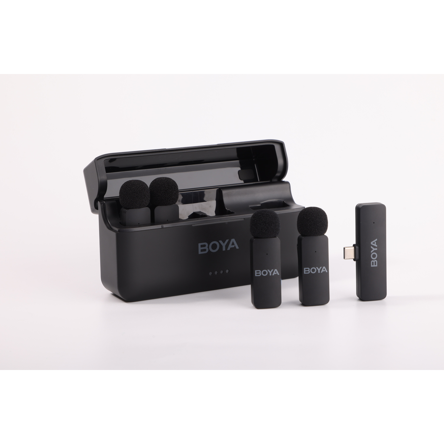 Zwarte Boya draadloze microfoonsset. Inclusief oplaadcase, microfoons en ontvanger op een witte achtergrond.