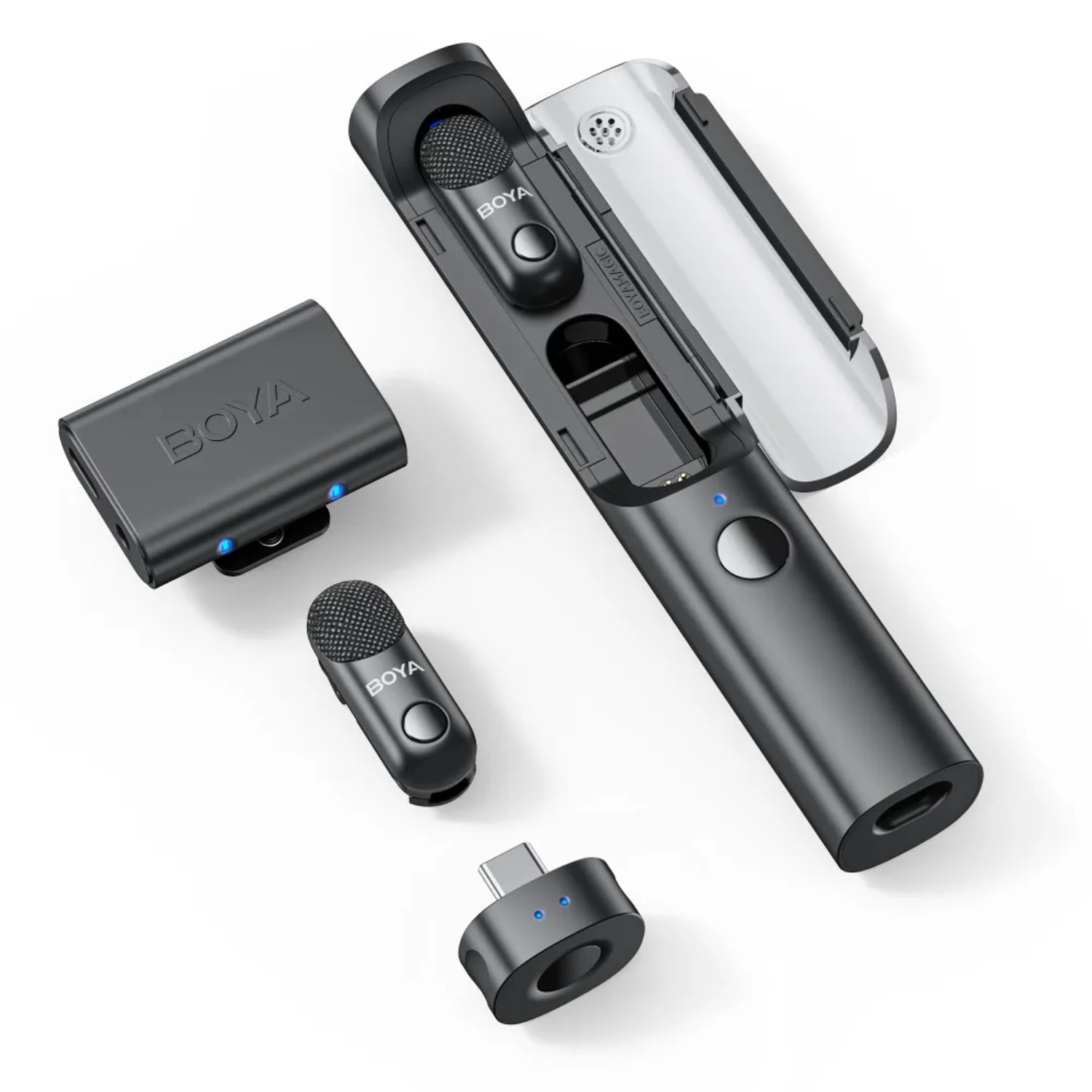 Een zwarte Boya microfoonset, inclusief microfoons, ontvanger en oplaadetui, gerangschikt op een wit oppervlak. De set is voor audio-opname.
