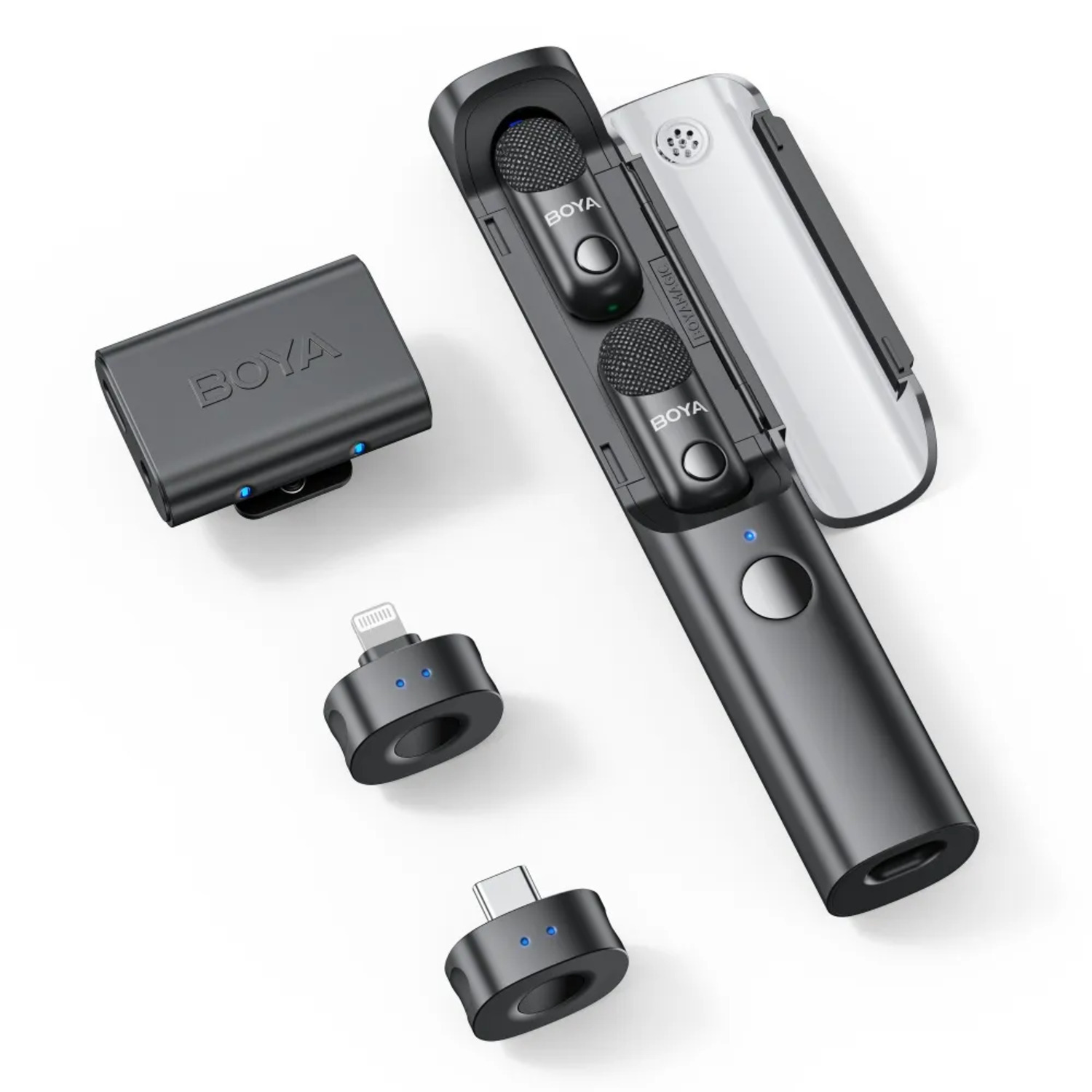 Een set zwarte draadloze BOYA-microfoons en accessoires ligt op een wit oppervlak. Componenten zijn onder meer microfoons, ontvangers en opladers.