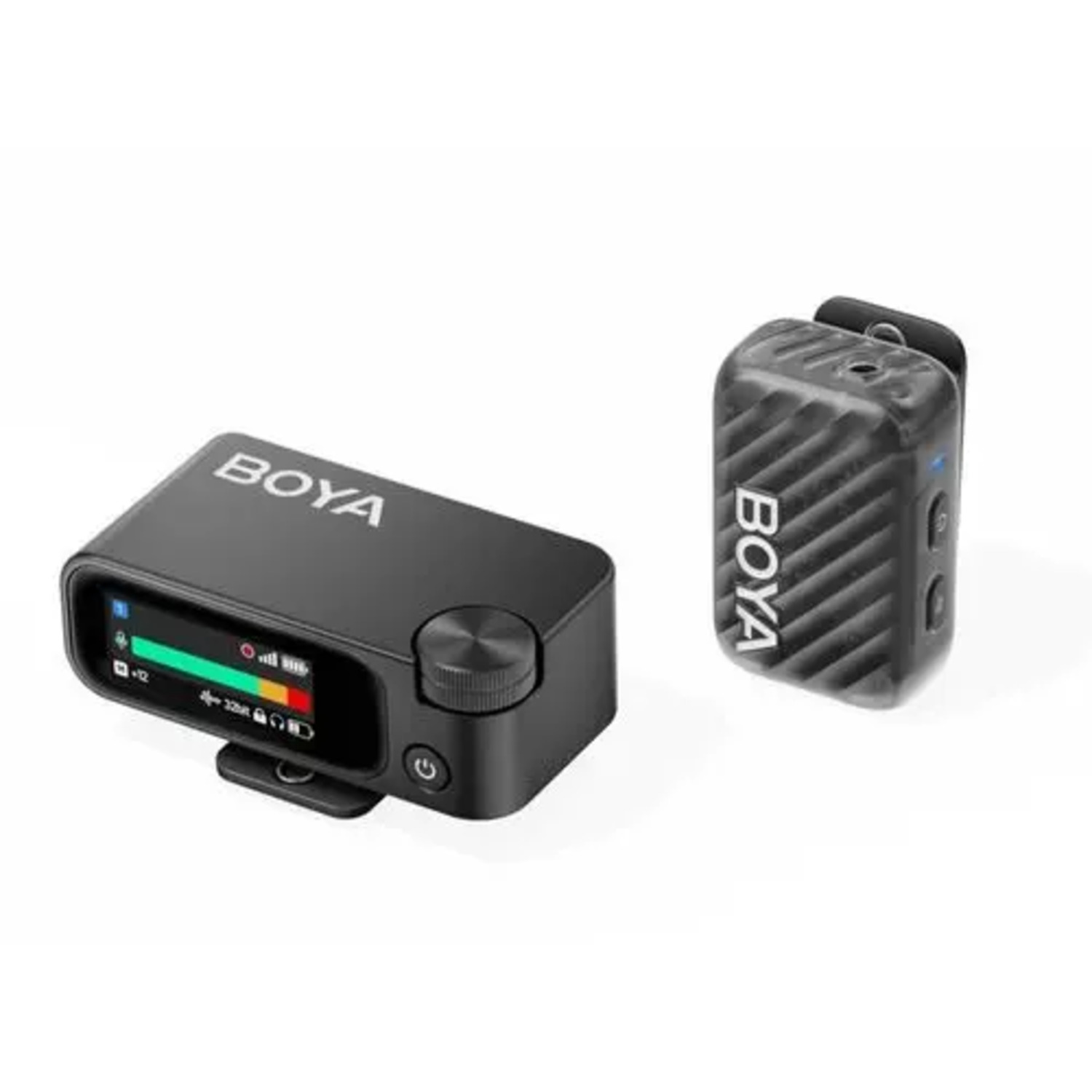 Twee zwarte draadloze BOYA audiozenders. Eén heeft een display met kleurenbalken, knoppen en een aan/uitknop. De andere heeft een clip.