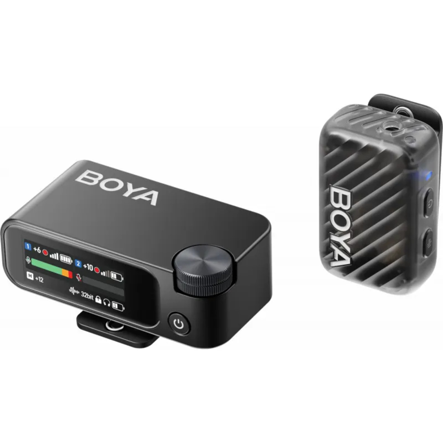 Twee zwarte BOYA audio-apparaten. Eén is rechthoekig met een display, de andere is een klein, vierkant clip-on apparaat.