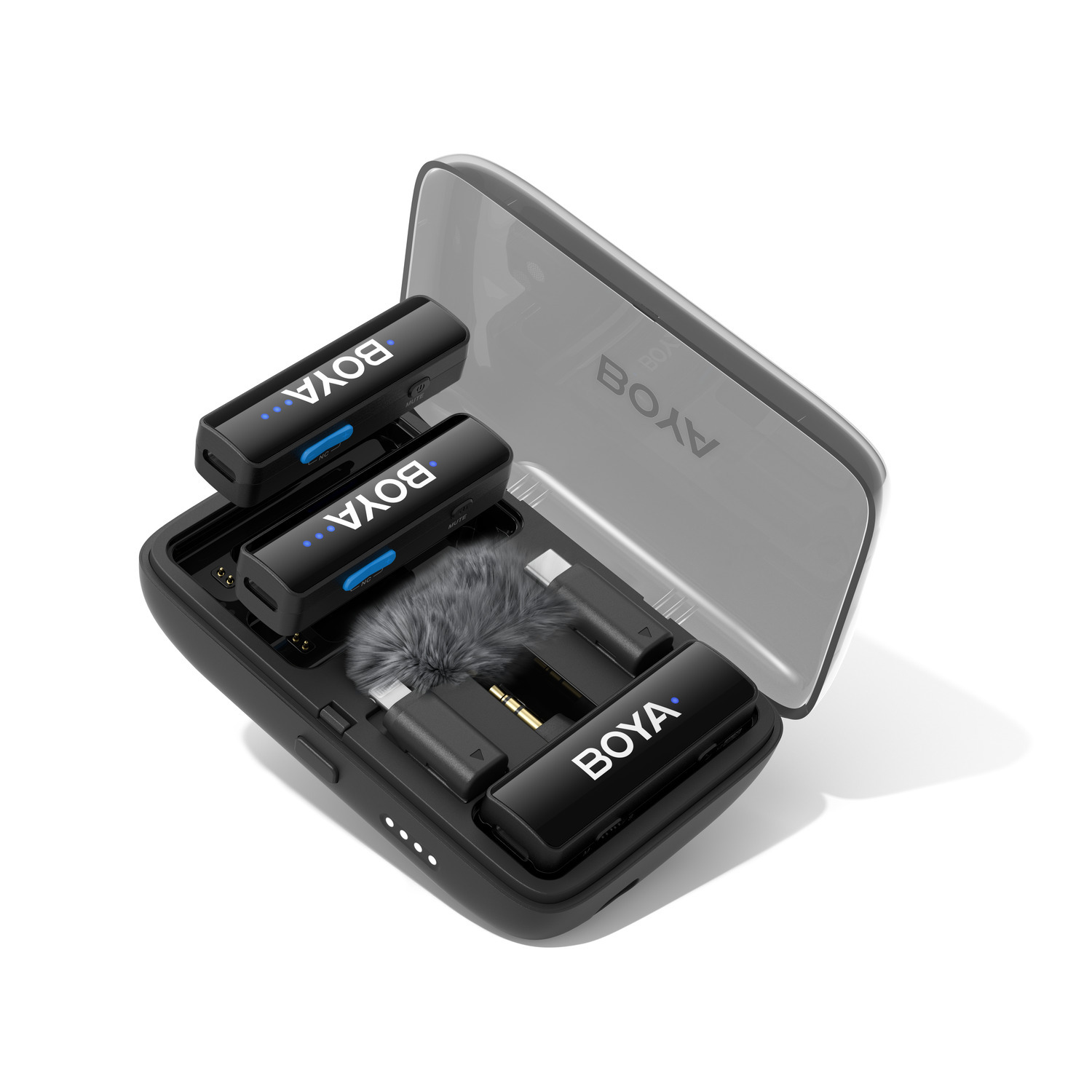 Een zwarte Boya draadloze microfoonkit in een open koffer. Inclusief microfoons, oplaadkabels, een harige windbescherming en een koffer met een transparante deksel.