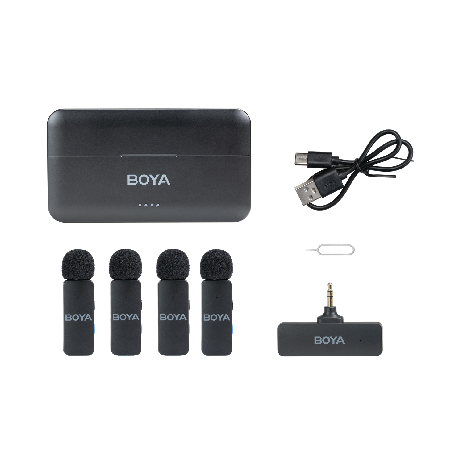 Een zwarte BOYA microfoonkit. Inclusief een oplaadcase, vier microfoons, een ontvanger, een USB-kabel en een uitwerppin.