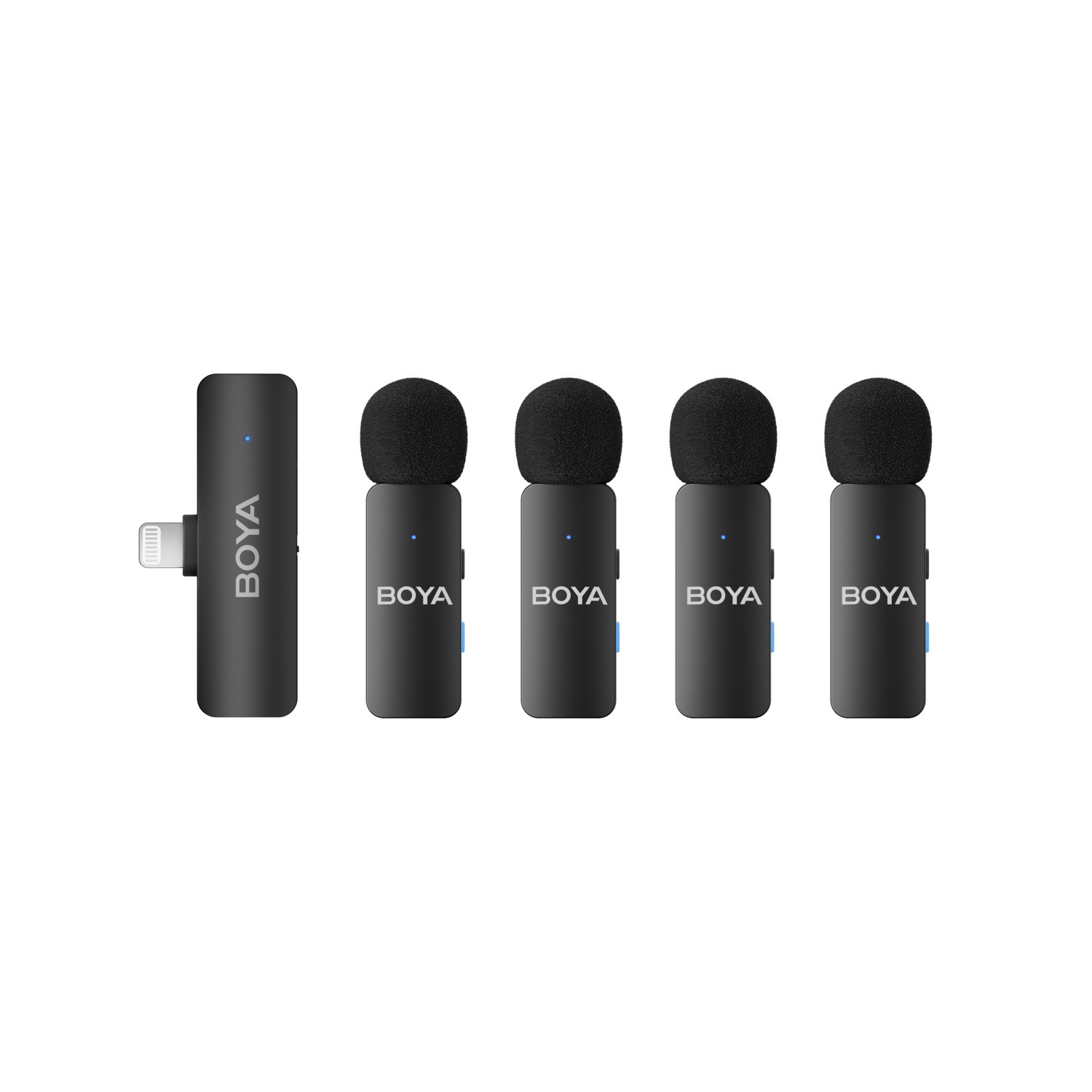 Een set zwarte microfoons en een ontvanger, allemaal met het label 'BOYA'. De microfoons hebben zwarte schuimhoezen. Er is een witte achtergrond.