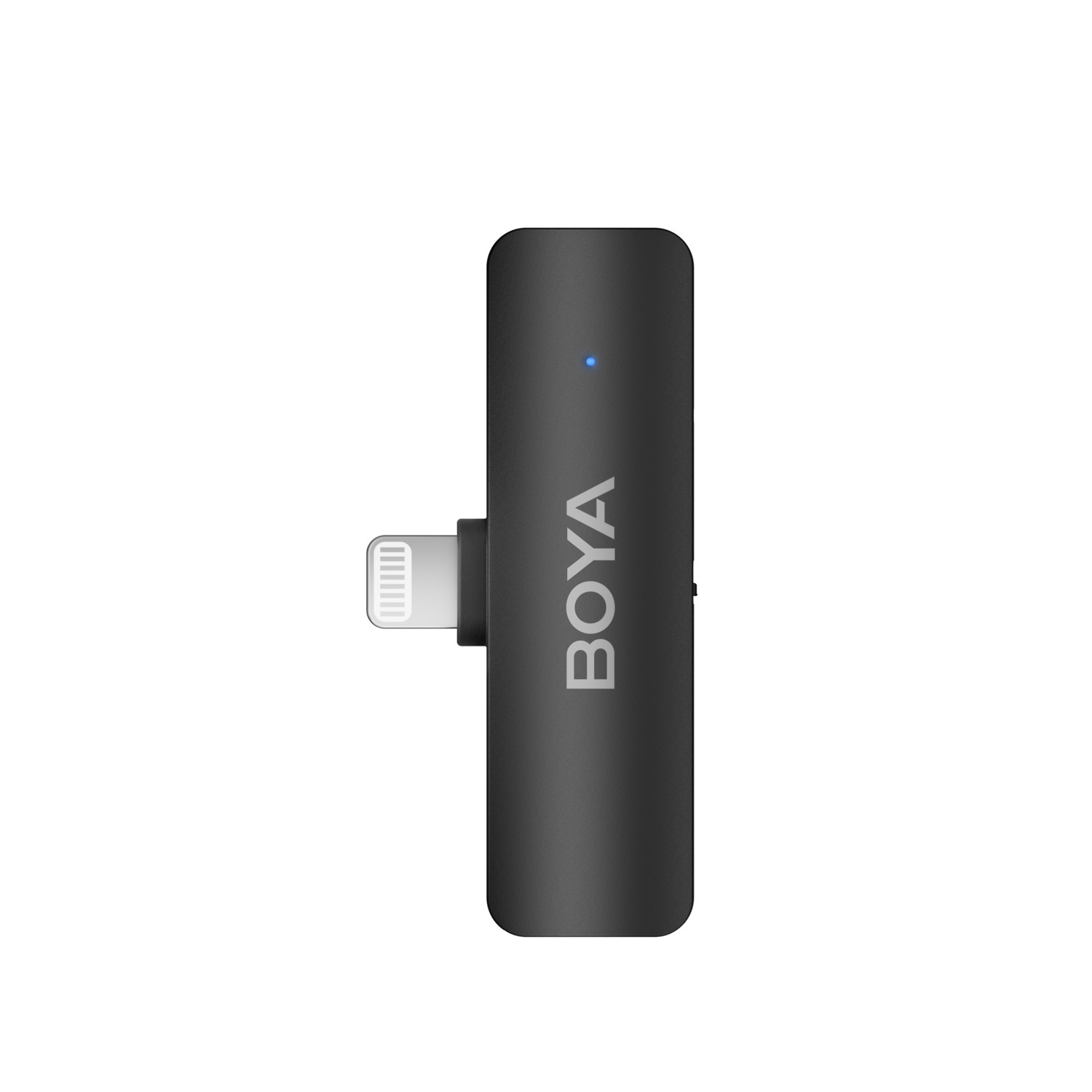 Een zwarte Boya microfoonadapter met Lightning-connector, een blauw lampje en de merknaam verticaal afgedrukt.