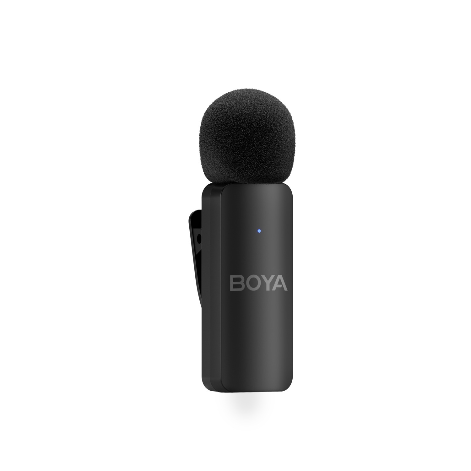 Een zwarte Boya microfoon met clip. De bovenkant is bedekt met een zwarte spons. Het woord BOYA staat erop.