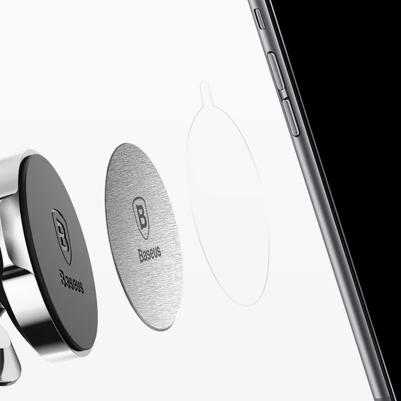 Egy ezüst autós telefontartó látható Baseus logóval. Egy telefon oldala is látható.