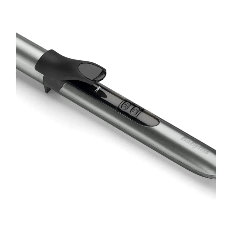 Ezüst hajformázó fekete fogantyúval és gombokkal. A 'BaByliss' márka látható. A gombok hőmérséklet-beállításokat mutatnak.