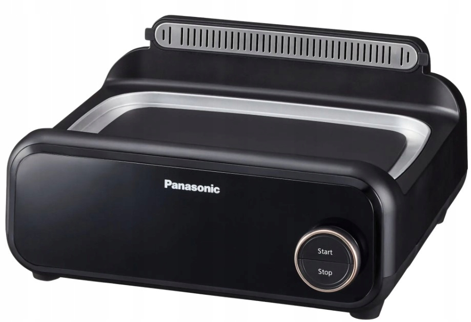 Czarny grill elektryczny Panasonic. Posiada powierzchnię do gotowania, pokrętło sterowania z przyciskami start/stop i strefę wentylacji.
