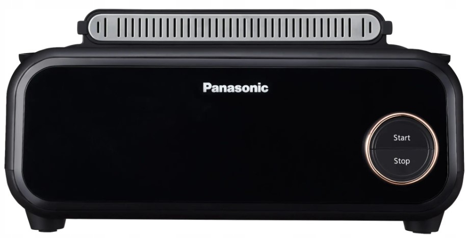 Czarny piekarnik Panasonic ze srebrnym otworem wentylacyjnym na górze. Posiada przyciski start/stop. Nazwa marki jest wyśrodkowana.