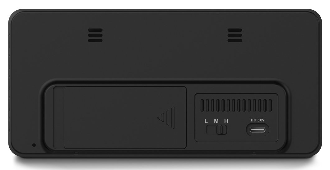 Czarny prostokątny przedmiot z trzema paskami na górze. Posiada komorę i panel sterowania z przyciskami oraz portem ładowania.