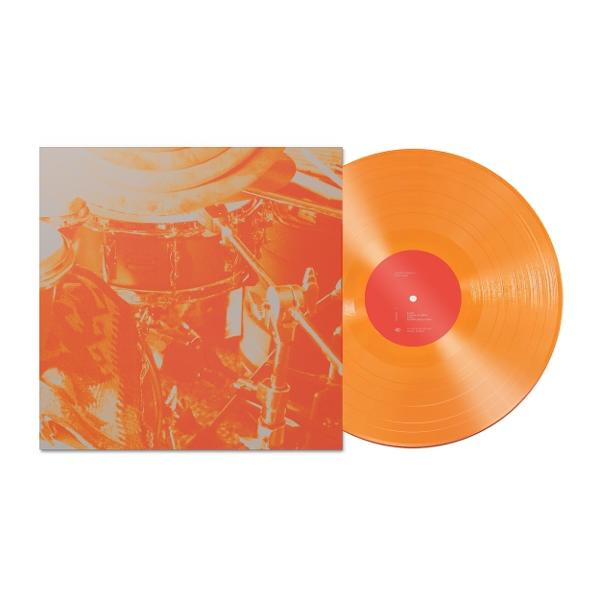 Orangefarbene Schallplatte mit Albumcover, das ein Schlagzeug zeigt.