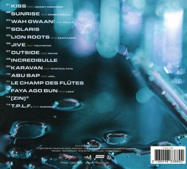 Albumcover mit Titelliste in weißer Schrift auf blauem Hintergrund mit Wassertropfen. Enthält Barcode und Credits.