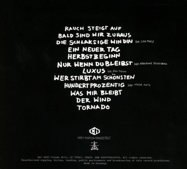 Schwarzes Albumcover mit weißem Text, darunter Songtitel und Credits. Das Logo von First Position Management befindet sich unten.
