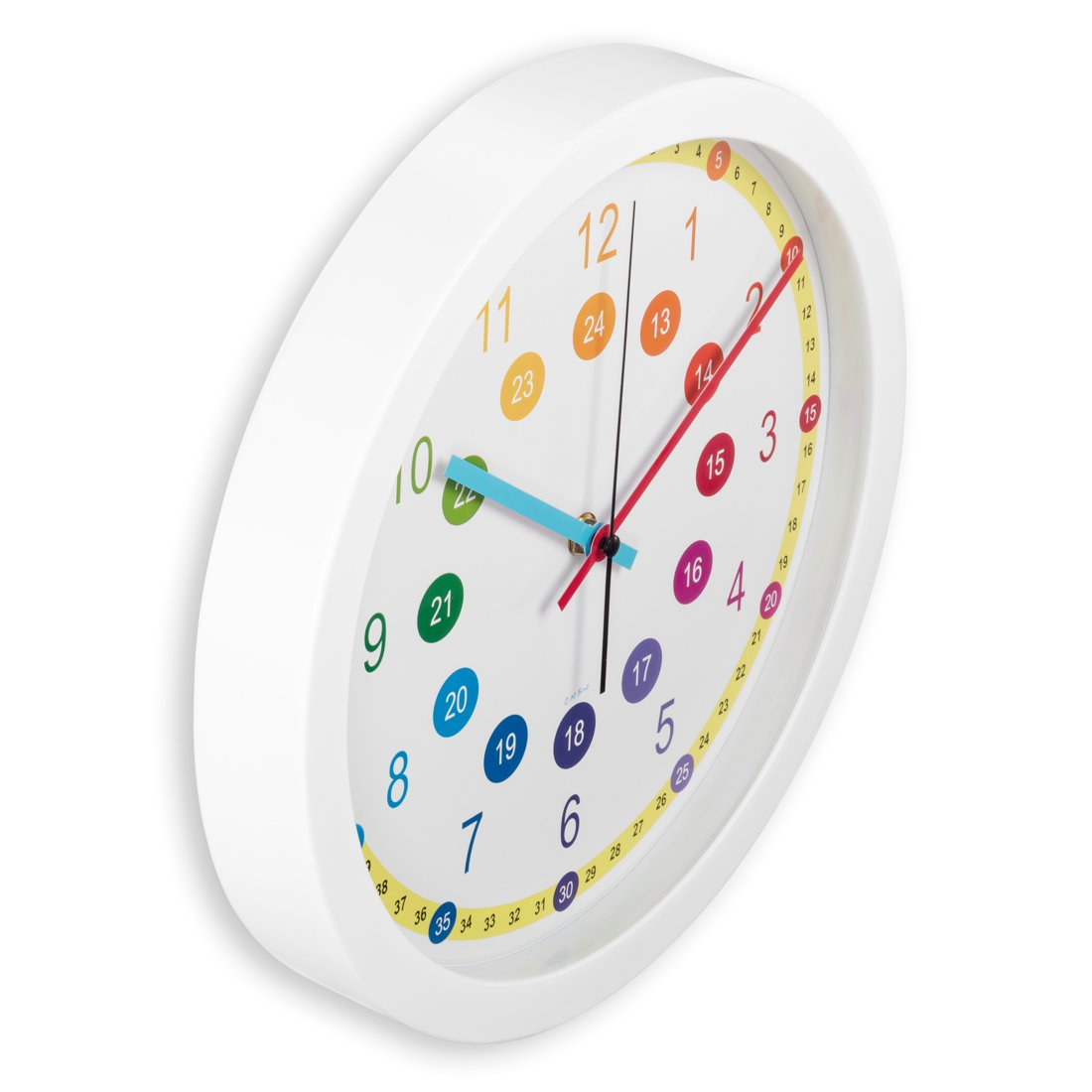 Biały zegar ścienny z kolorowymi cyframi i wskazówkami. Wskazówki wskazują 12:07. Zegar jest lekko pochylony.
