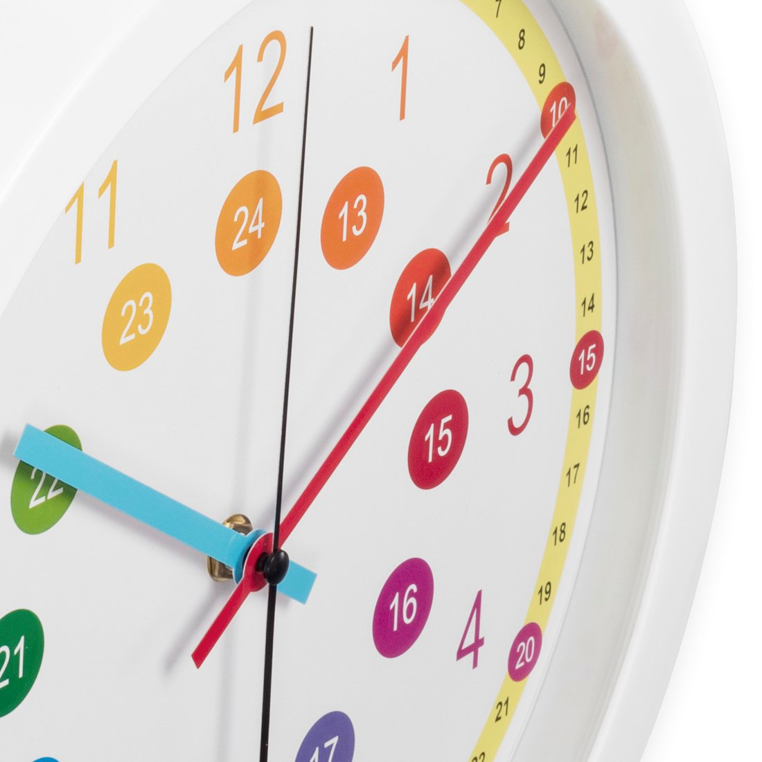 Biały zegar z kolorowymi cyframi i kropkami. Czerwona wskazówka sekundowa, niebieska minutowa i czarna godzinowa wskazują 10:11.