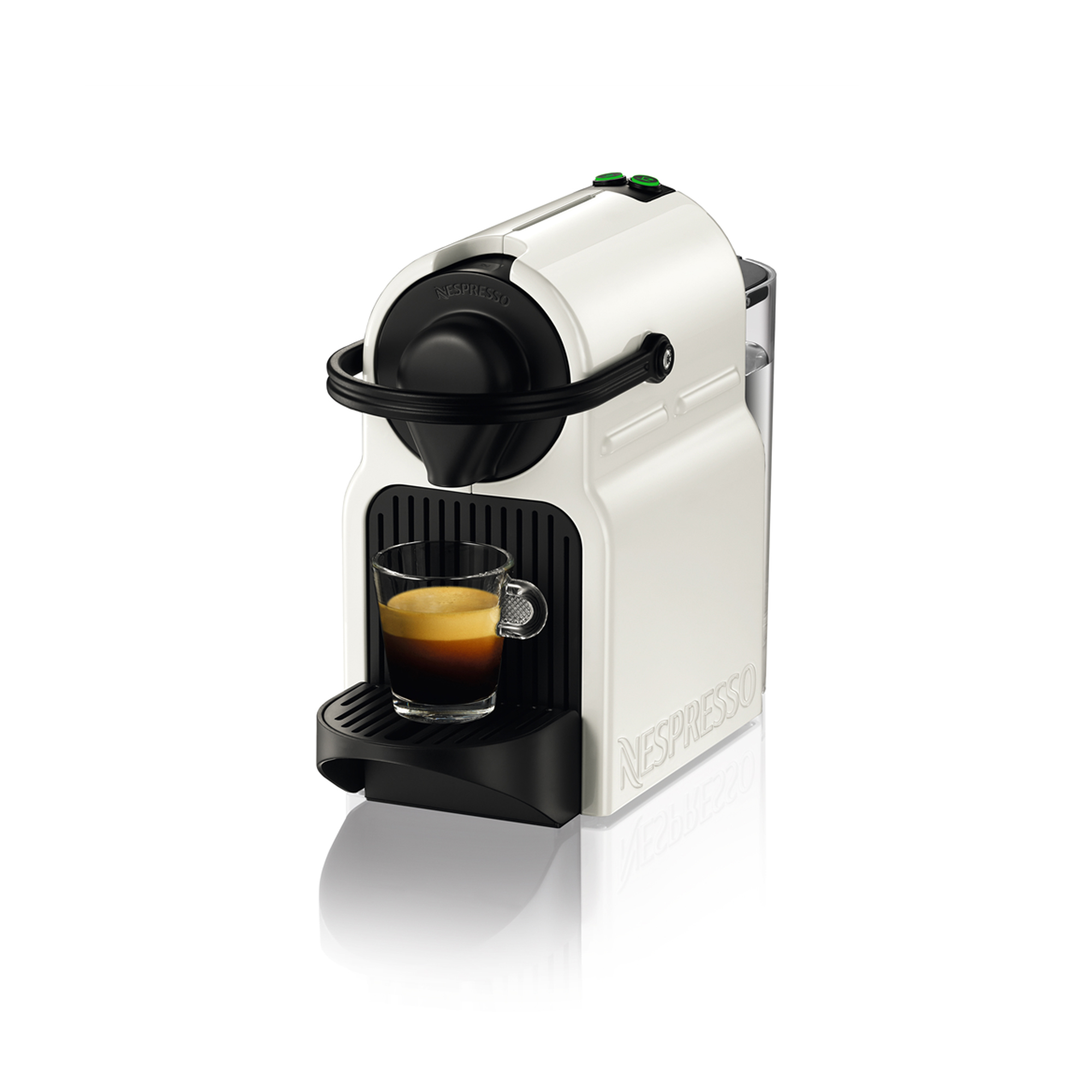 Eine weiße Nespresso-Kaffeemaschine mit einem Glas Espresso. Schwarze Akzente und grüne Knöpfe. Weißer Hintergrund.