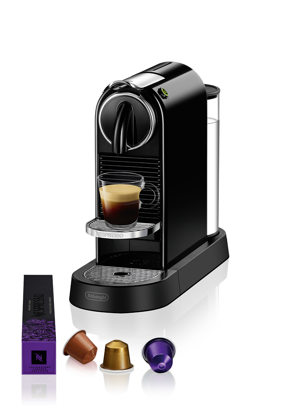 Eine schwarze Nespresso-Maschine mit einem Glas Kaffee. Kaffeekapseln sind vorne. Der Hintergrund ist ein Grauton.
