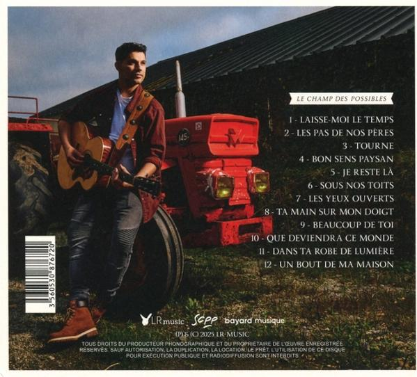Mann mit Gitarre steht neben rotem Traktor. Albumcover mit Titeln. Grünes Feld und dunkler Schuppen im Hintergrund.