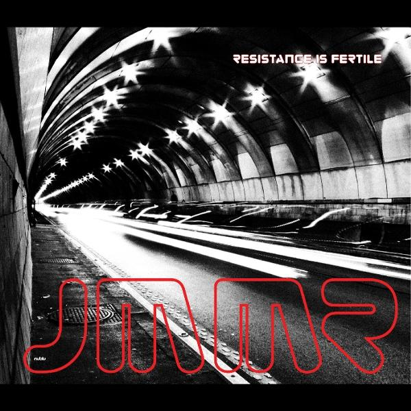 Tunnel mit hellen Lichtern, Autostreifen und Text 'RESISTANCE IS FERTILE'. Roter Umriss 'JMR' unten.