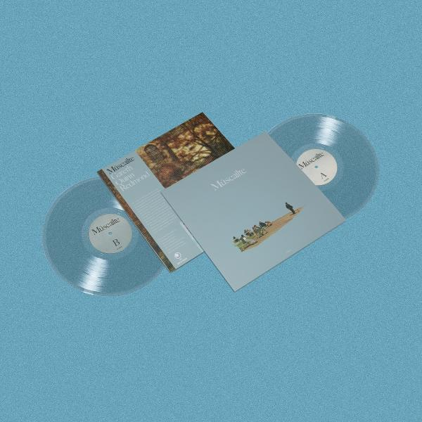 Drei Schallplatten und zwei Albumcover auf blauem Hintergrund. Die Cover zeigen den Albumtitel 'Muscalte'.