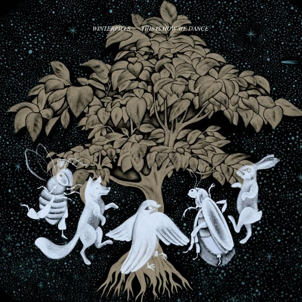 Illustration von Tieren, die um einen Baum tanzen. Eine Biene, ein Fuchs, ein Vogel, ein Käfer und ein Kaninchen tanzen unter einem Sternenhimmel.
