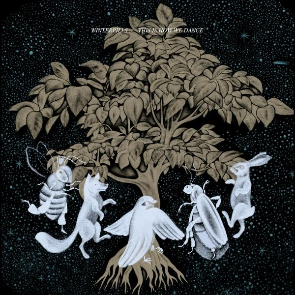 Illustration von Tieren und Insekten, die um einen Baum tanzen. Der Hintergrund ist dunkel mit Sternen und dem Text 'THIS IS HOW WE DANCE'.