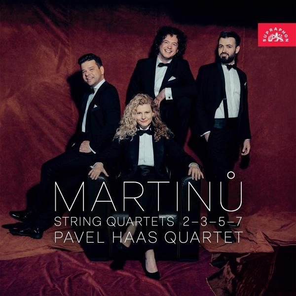 Vier Musiker in Smokings posieren. Eine Frau sitzt auf einem Stuhl, andere stehen dahinter. Der Text lautet 'MARTINI', 'STRING QUARTETS'.
