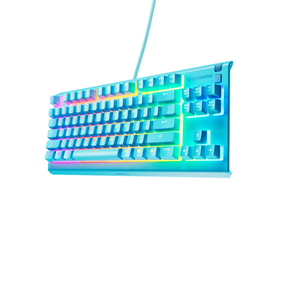 Mavi bir SteelSeries klavye, aydınlatmalı tuşlarla. Beyaz bir arka plan üzerinde klavye, bağlı bir kablo ile.