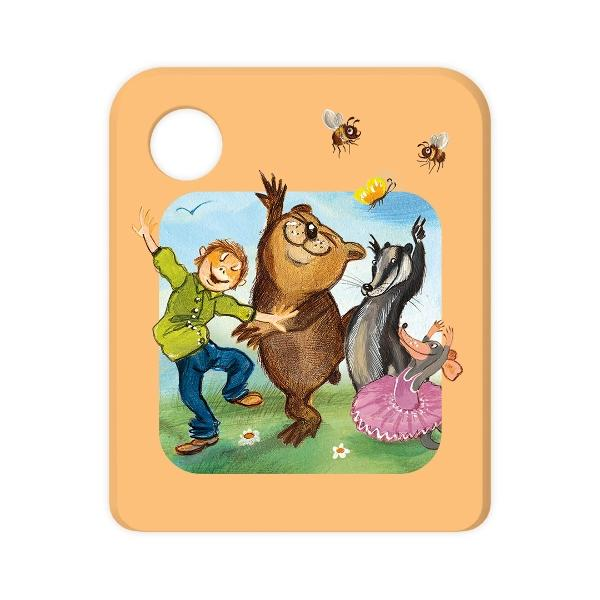 Ein Junge tanzt mit einem Bären, Dachs und einer Maus auf einer grünen Wiese. Bienen fliegen darüber. Der Hintergrund ist hellblau.