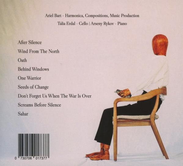 Albumcover: Eine Holzpuppe sitzt auf einem Stuhl und hält ein Telefon. Text listet Künstler und Songtitel auf.