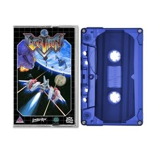 Eine blaue Kassette neben ihrem Cover, das ein Raumschiff im Weltraum mit Planeten und anderen Objekten zeigt.