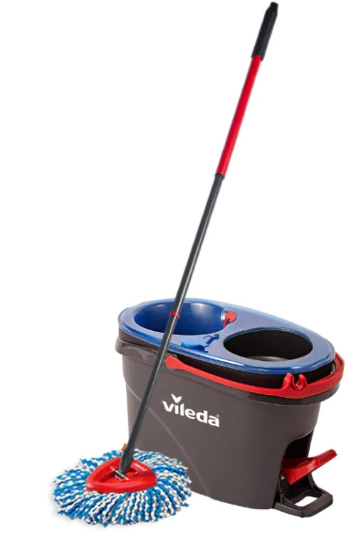 Zestaw mopa i wiadra Vileda. Mop ma czerwono-czarny uchwyt oraz niebiesko-białą głowicę. Wiadro jest ciemnoszare.