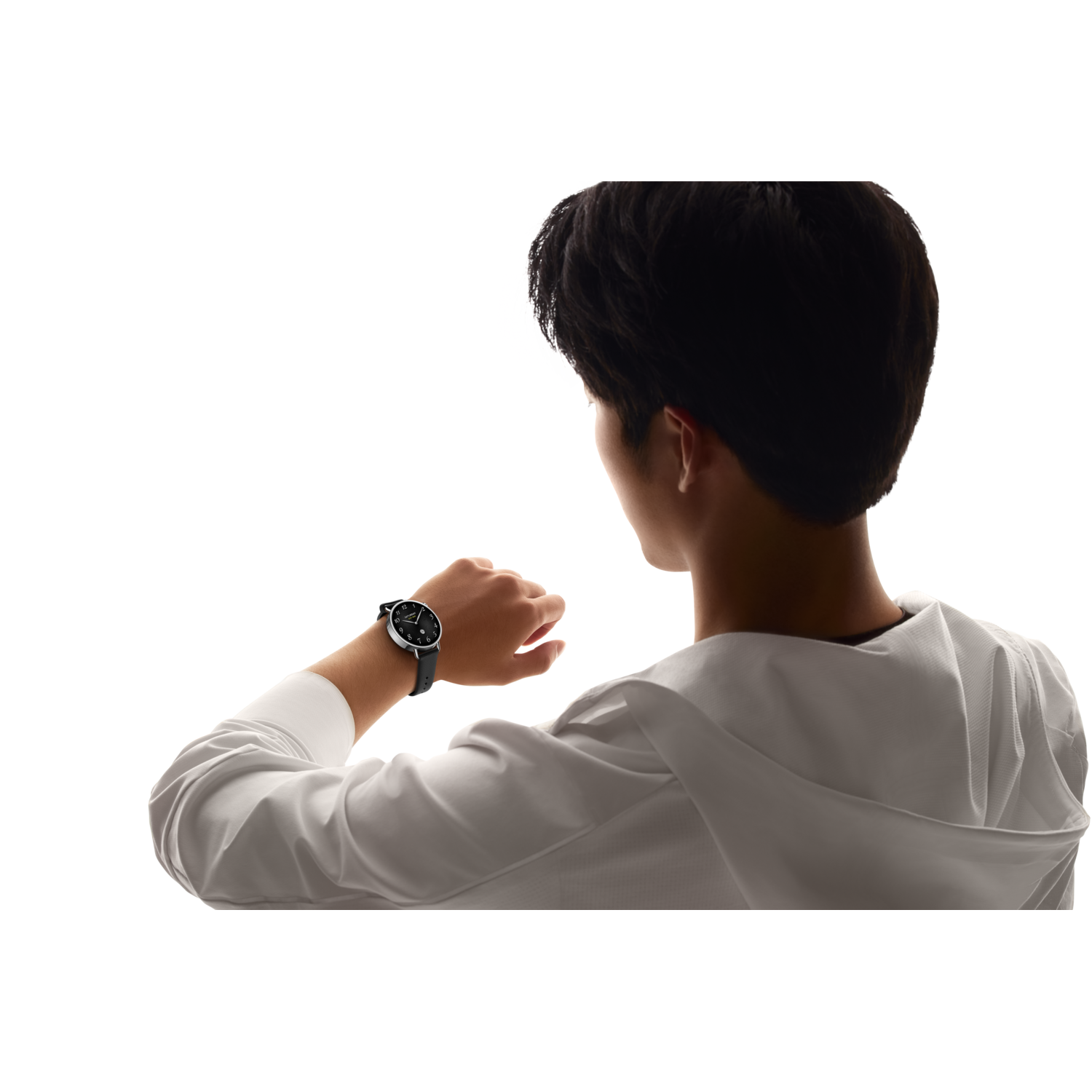 Une personne portant une veste à capuche blanche regarde une montre. La montre a un cadran noir et un bracelet noir.