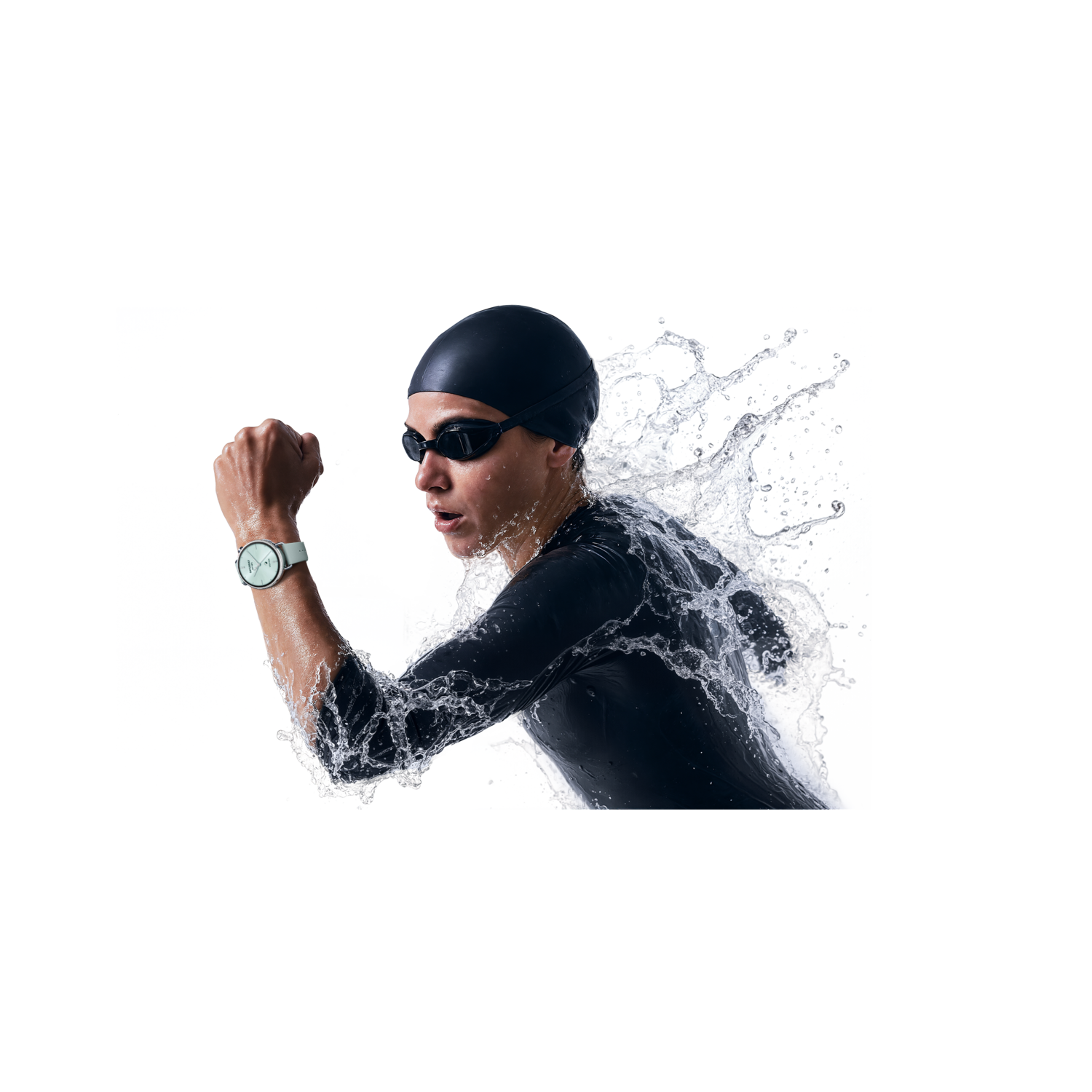Un nageur en costume et bonnet noirs, lunettes, sortant de l'eau. Une montre au poignet. Des éclaboussures d'eau autour.