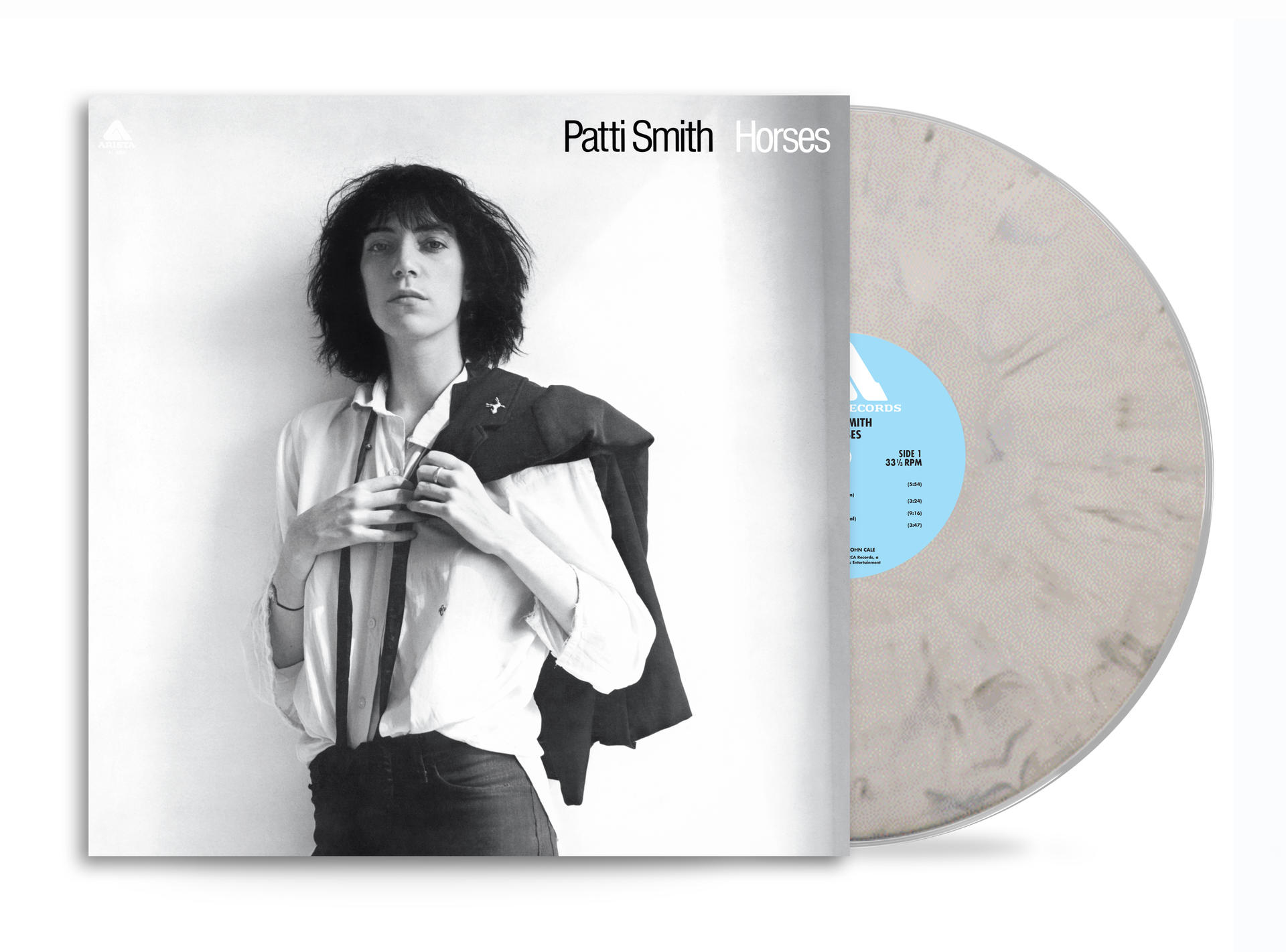 Patti Smith Albumcover: Schwarz-Weiß-Foto von Smith in weißem Hemd, mit Jacke. Vinyl-Schallplatte sichtbar.