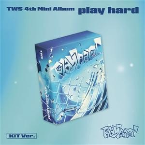 Eine blaue Box mit 'play hard' darauf, vor einem blauen Hintergrund mit weißen Glitzerpunkten. Text lautet 'TWS 4th Mini Album'.