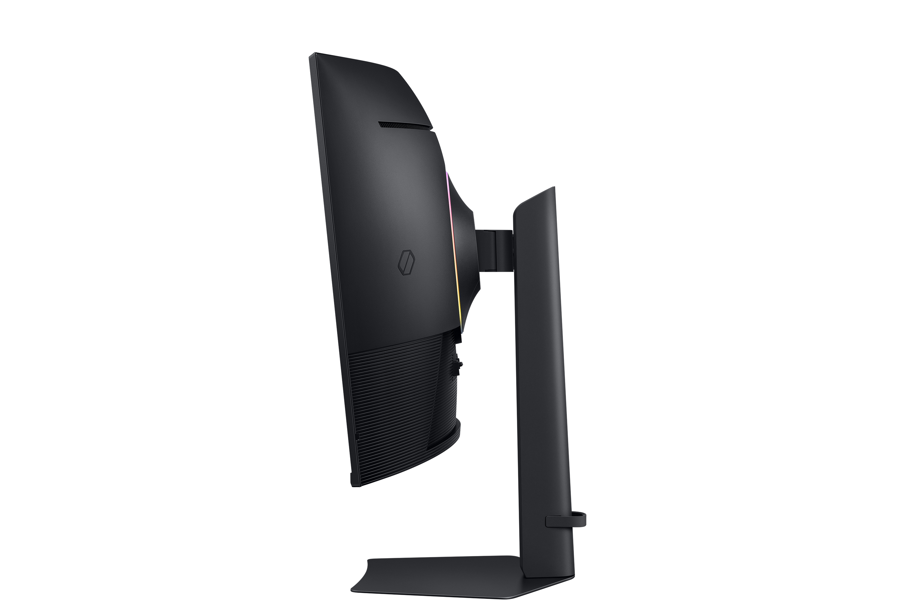Zijaanzicht van een zwarte computermonitor op een zwarte achtergrond. Het heeft een gebogen scherm en een standaard.