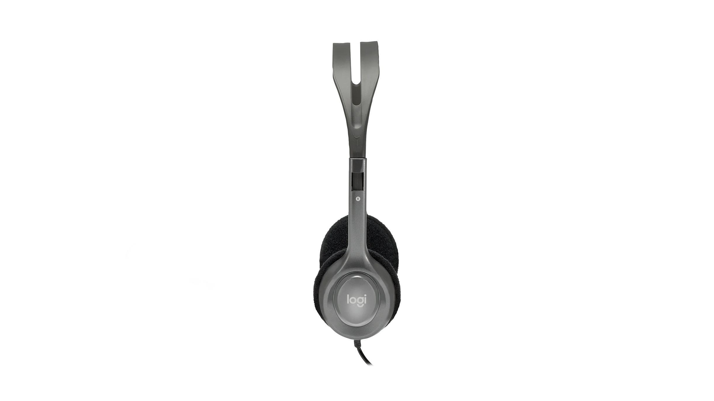 Egy szürke Logitech headset fekete háttér előtt középre helyezve. Kerek fülhallgatóval és fejpánttal rendelkezik.