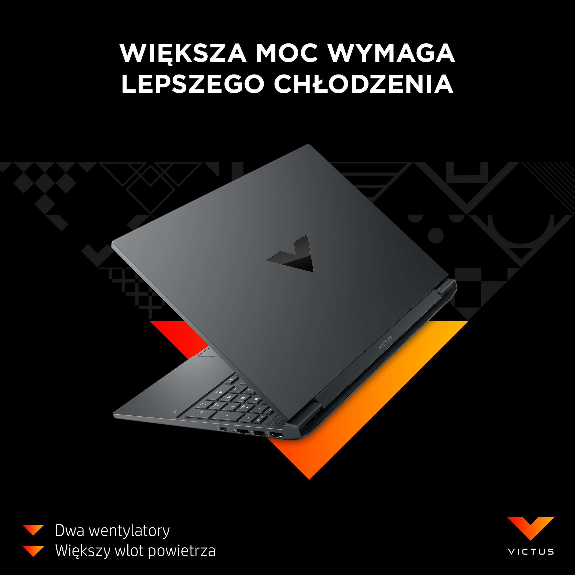 Czarny laptop z otwartą pokrywą jest pochylony. Tekst mówi 'Większa moc wymaga lepszego chłodzenia'. Logo znajduje się w prawym dolnym rogu.