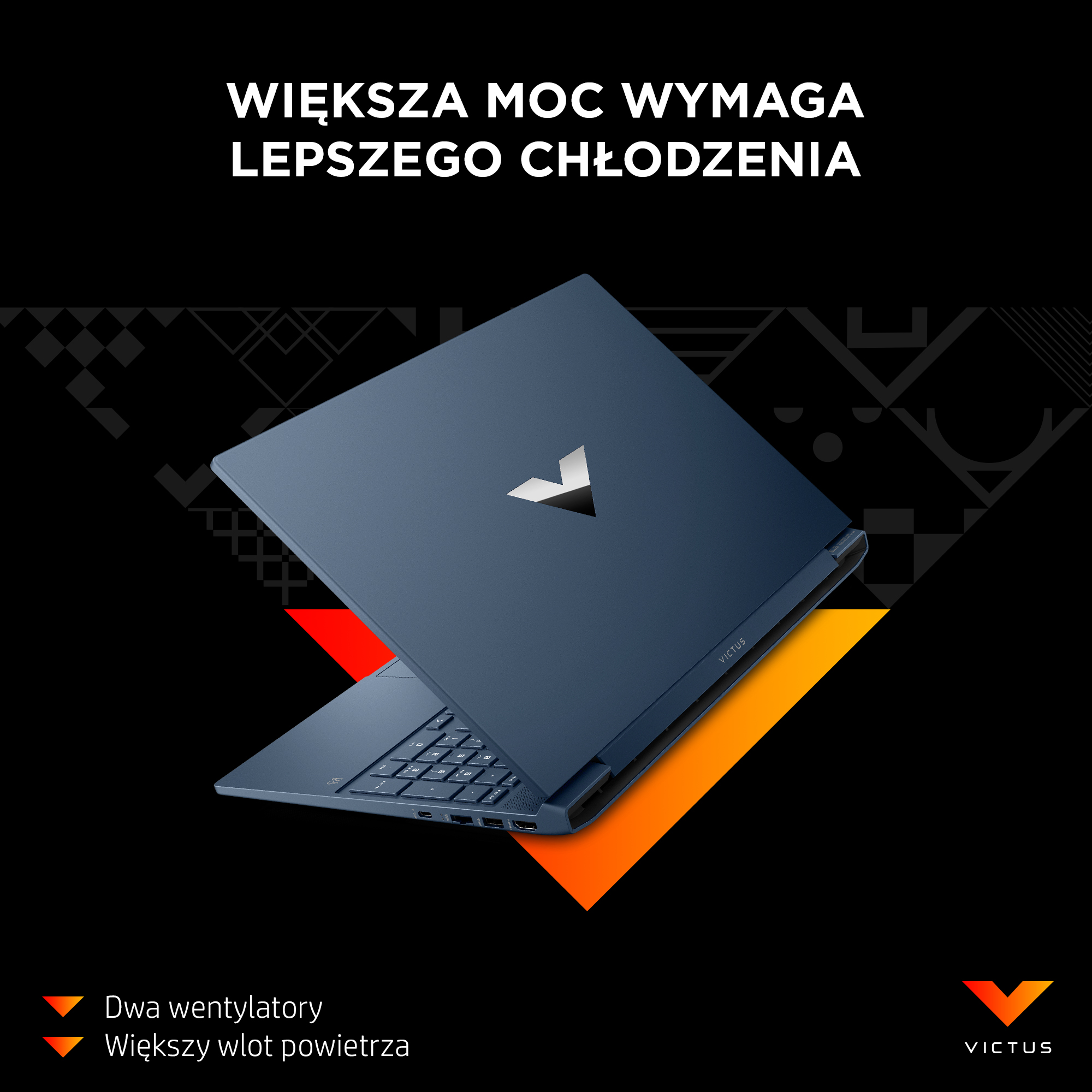 Niebieski laptop Victus jest otwarty na czarnym tle z pomarańczowymi i czerwonymi akcentami. Tekst mówi: "Większa moc wymaga lepszego chłodzenia."