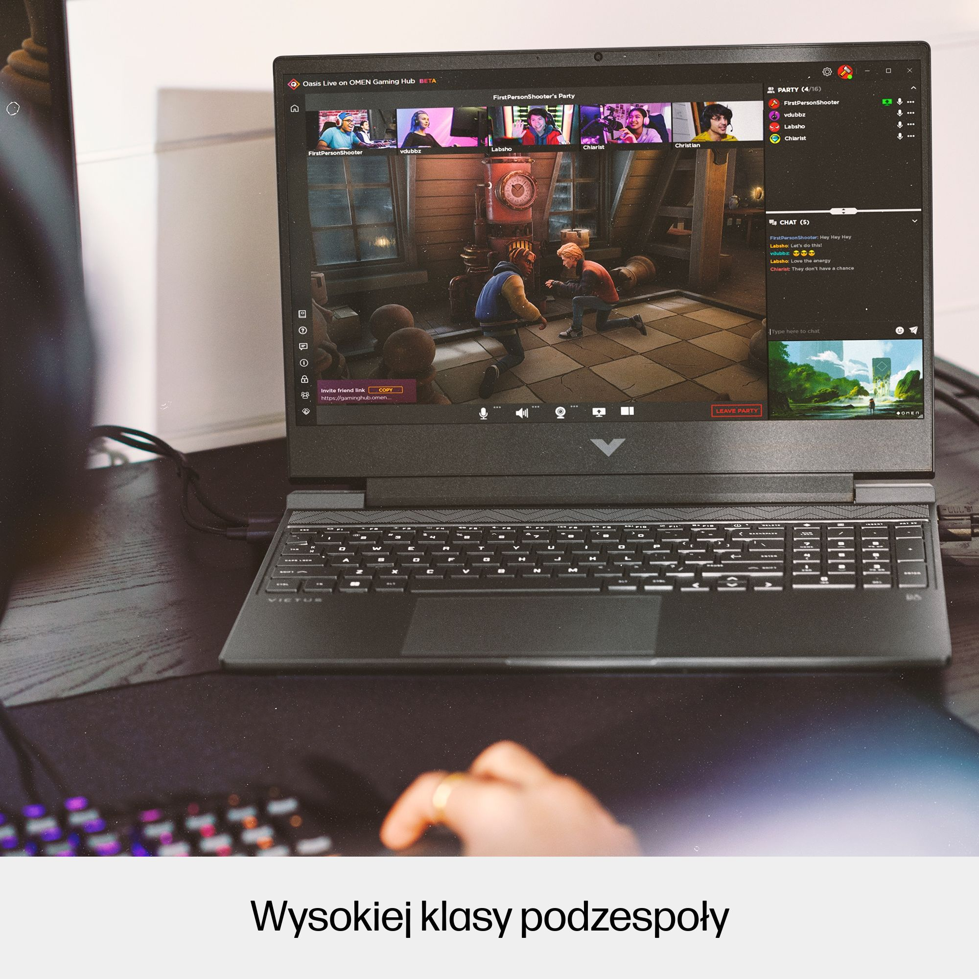 Ekran laptopa pokazuje rozmowę wideo z graczami, widoczna klawiatura, osoba używająca myszy.