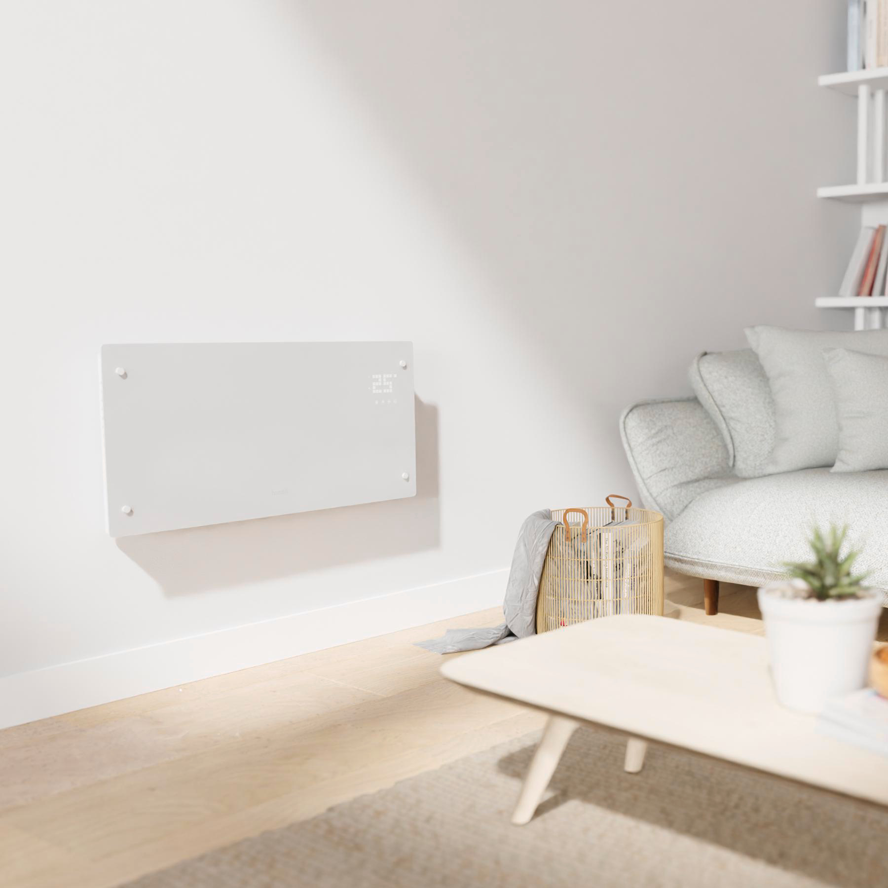 Ein modernes Wohnzimmer mit einem weißen Wandheizkörper, einem Sofa, einem Couchtisch und einem dekorativen Korb.
