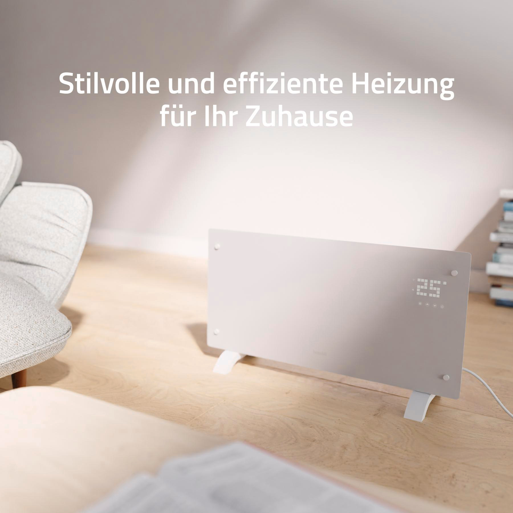 Ein weißer Heizkörper auf einem Holzboden. Links ein graues Sofa. Die Heizung zeigt die Zahl 25 an.