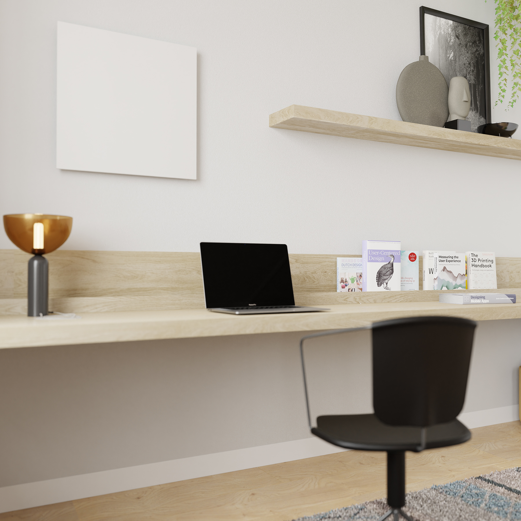 Ein Schreibtisch mit Laptop, Büchern und einem schwarzen Stuhl. Eine Lampe, Kunst und ein Regal mit Dekorartikeln sind sichtbar.